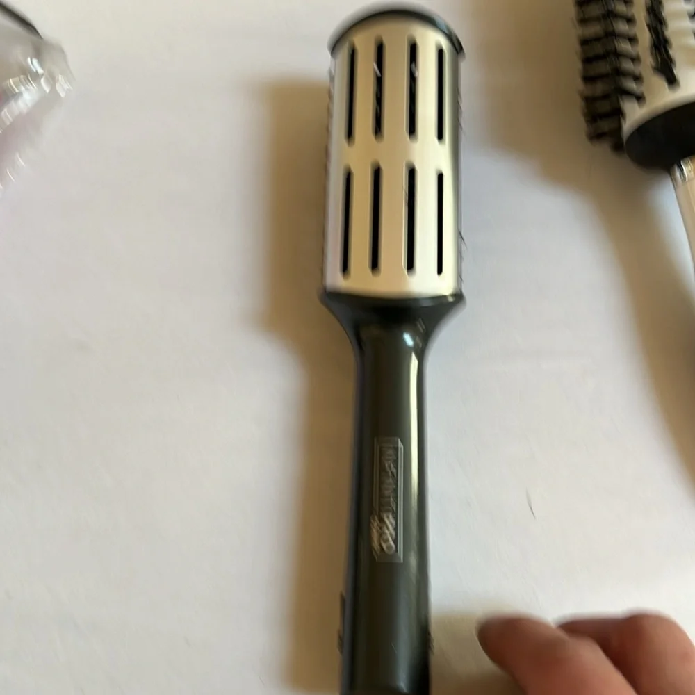 CURLMASTER ,REVLON,CONAIR various size blow out brushes , round and vent 7 total